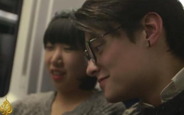 女孩租男友回家嫌太帅 母亲不信“该找个矮的可靠的” 女孩租男友回家嫌太帅 母亲不信“该找个矮的可靠的”