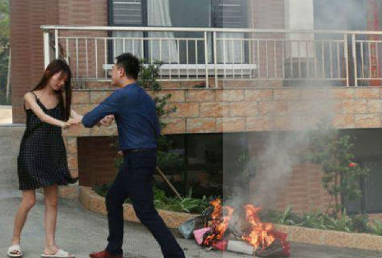 90 后女大学生嫁豪门 火烧 LV 包闹离婚 富二代跪地求饶 90 后女大学生嫁豪门 火烧 LV 包闹离婚 富二代跪地求饶