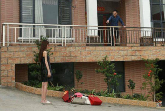 90 后女大学生嫁豪门 火烧 LV 包闹离婚 富二代跪地求饶 90 后女大学生嫁豪门 火烧 LV 包闹离婚 富二代跪地求饶