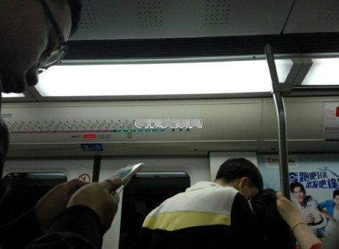 申报吉尼斯: 地铁一吻震动全国 背后真相 申报吉尼斯: 地铁一吻震动全国 背后真相