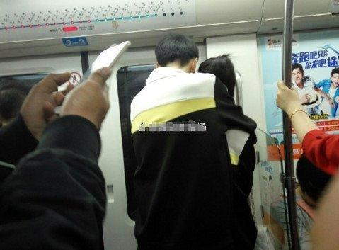 申报吉尼斯: 地铁一吻震动全国 背后真相 申报吉尼斯: 地铁一吻震动全国 背后真相