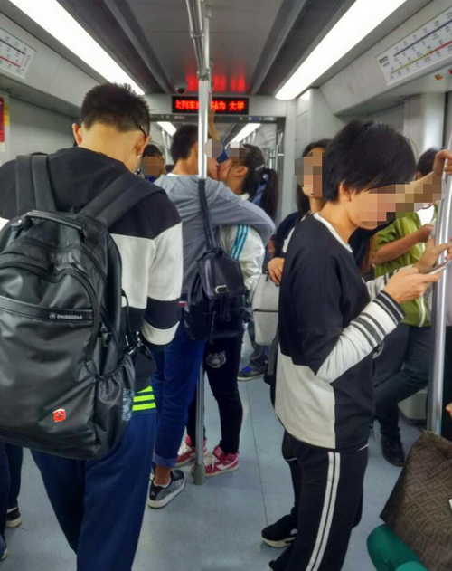 申报吉尼斯: 地铁一吻震动全国 背后真相 申报吉尼斯: 地铁一吻震动全国 背后真相