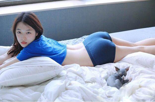 她 13 岁出道，从乖乖女成堕落女