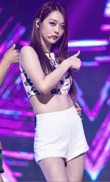 她 13 岁出道，从乖乖女成堕落女