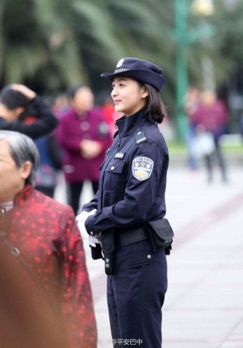 女警朋友圈走红 认真执勤 获群众网友点赞支持