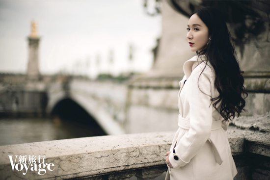 娄艺潇登杂志封面  巴黎白色长款外套