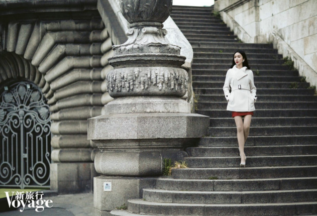 娄艺潇登杂志封面  巴黎白色长款外套