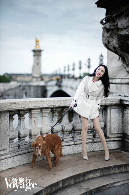 娄艺潇登杂志封面 巴黎白色长款外套 娄艺潇登杂志封面 巴黎白色长款外套