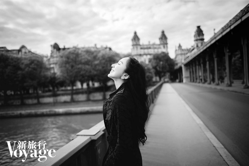 娄艺潇登杂志封面  巴黎白色长款外套