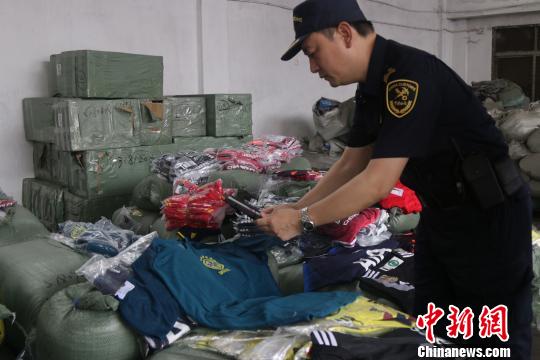 广州、黄埔海关查获涉嫌侵权世界杯商标的货物上万件