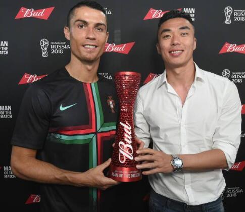 世界杯上也有中国球员！赵旭日给 C 罗颁奖