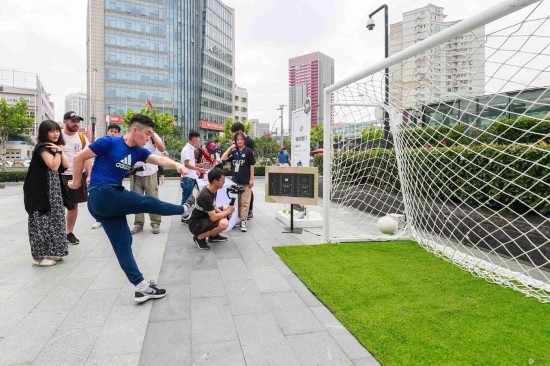 高清：世界杯火热开战 上海球迷“星战”欢庆