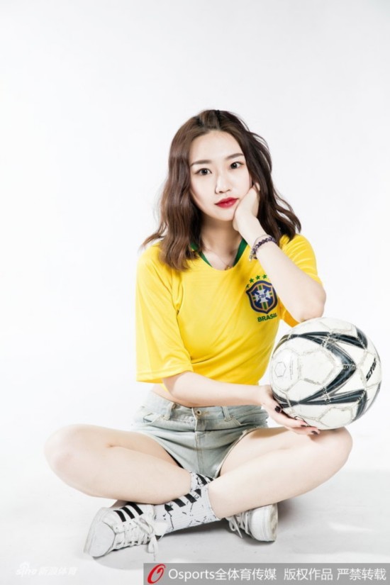 世界杯足球宝贝穿巴西队服呆萌可爱 世界杯足球宝贝穿巴西队服呆萌可爱