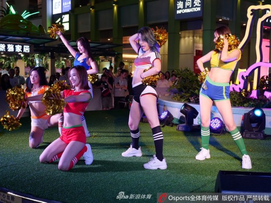 足球宝贝身披 5 国球衣走秀热舞助力世界杯 足球宝贝身披 5 国球衣走秀热舞助力世界杯